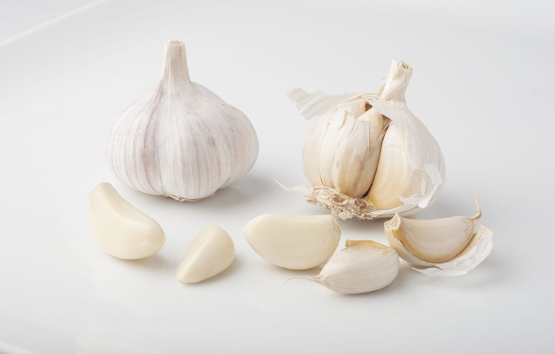 9 Top Benefits Of Garlic Oil For Hair, Skin and Overall Health